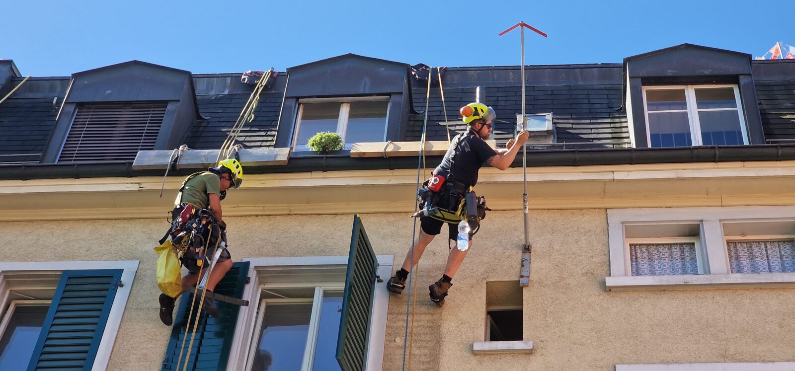 Arbeiten an einer Fassade, erreicht dank einem Seilzugang vom Dach