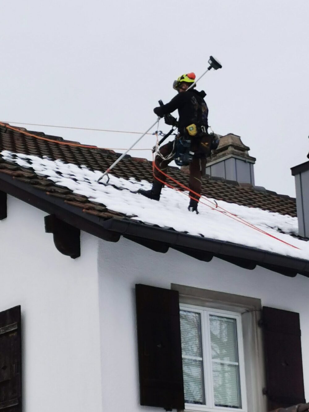 Auf schneebedecktem und rutschigem Dach – professionelle Arbeit unter schwierigen Bedingungen