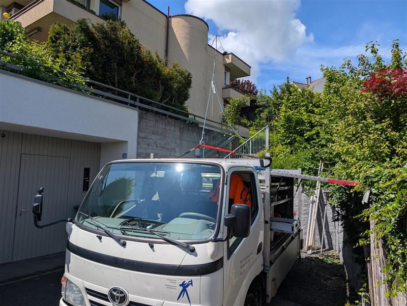 Der Seilzug hebt Bauvisiere sicher auf das Dach