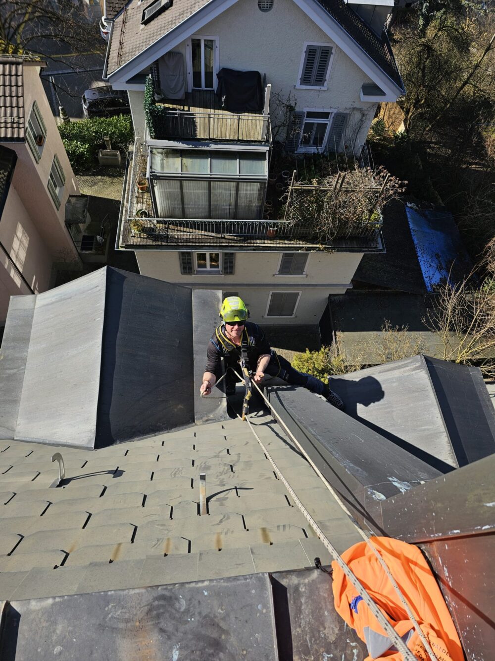 Nur gesunde und mental starke Mitarbeitende sollten Arbeiten auf Dach oder Fassade erledigen