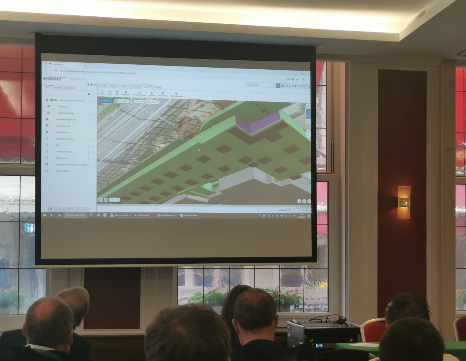 Einblick in die innovativen Funktionen von VertiGIS Studio während der Präsentation auf der Konferenz in der Schweiz